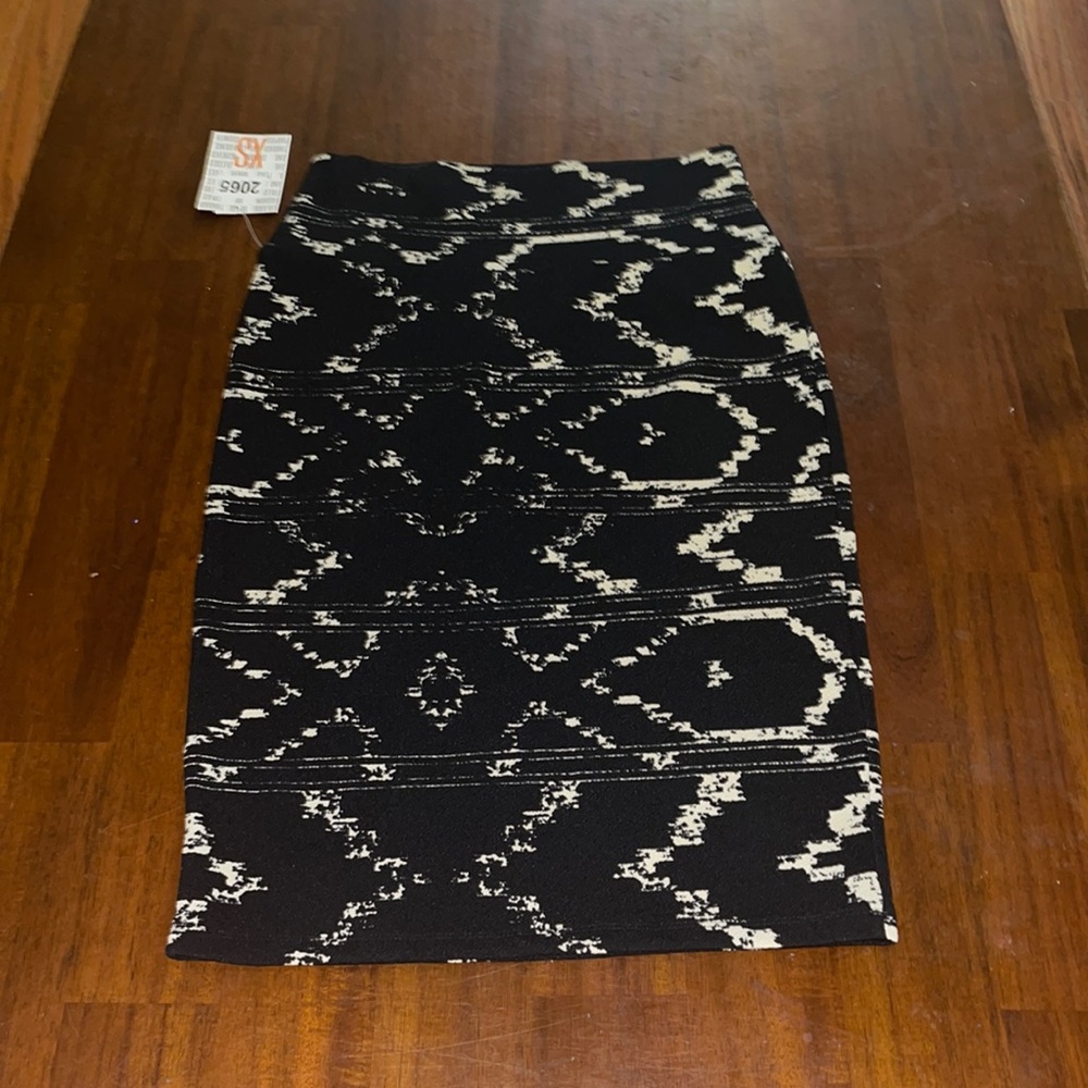 LulaRoe ladies XS Cassie Pencil skirt NWT. Size XS Black & white Southwest print